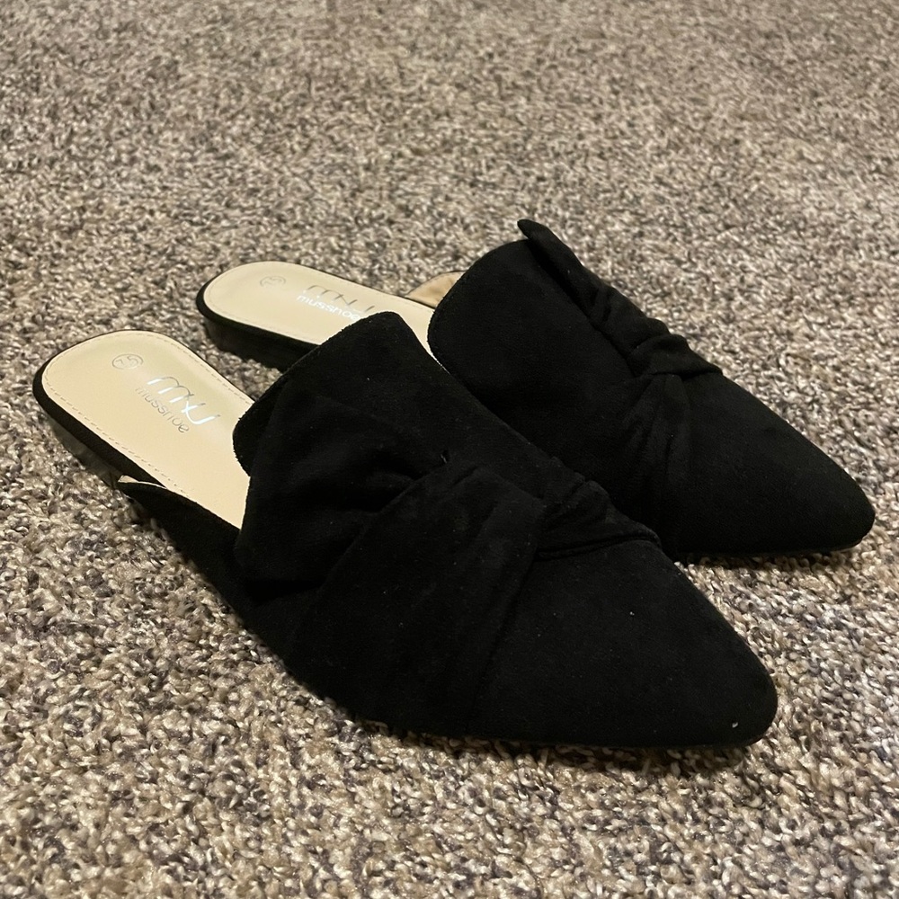 Black Minimalist Pointed Toe Mules